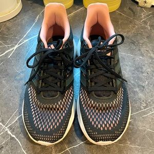 BARELY WORN Adidas Bounce size 8.5